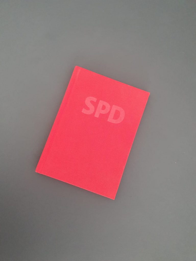 Parteibuch rot