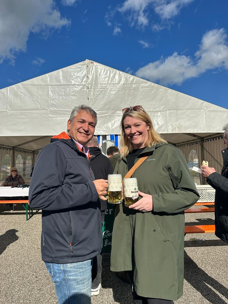 Michael Nowotny & Corinna Deckenhoff beim Fassanstich